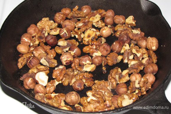 Поджарить орехи на сухой сковороде.