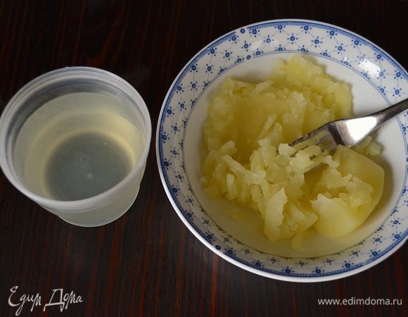 Готовый картофель размять вилкой и подготовить картофельный отвар.
