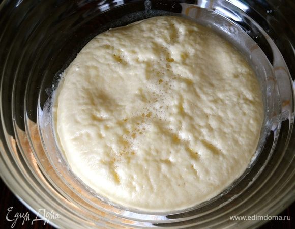 К активизированным дрожжам добавить 150 мл теплого картофельного отвара, толченый картофель, 2 столовых ложки муки. Хорошо перемешать и оставить на 20 минут в спокойном месте. На фото — опара через 20 минут.