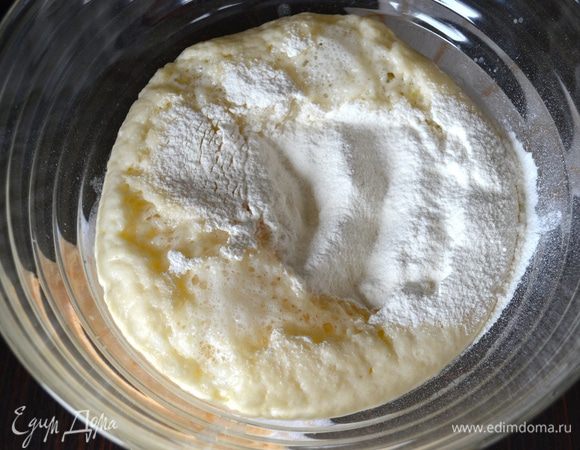 Добавить в подошедшую опару частями просеянную муку и щепотку соли.