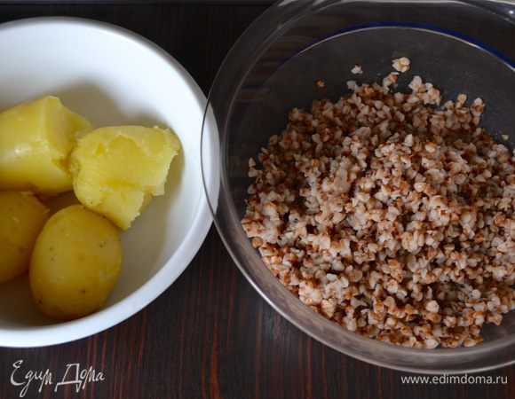 Тем временем для начинки отварить гречку. Также подготовить заранее отварной картофель. Очистить картофель и размять.