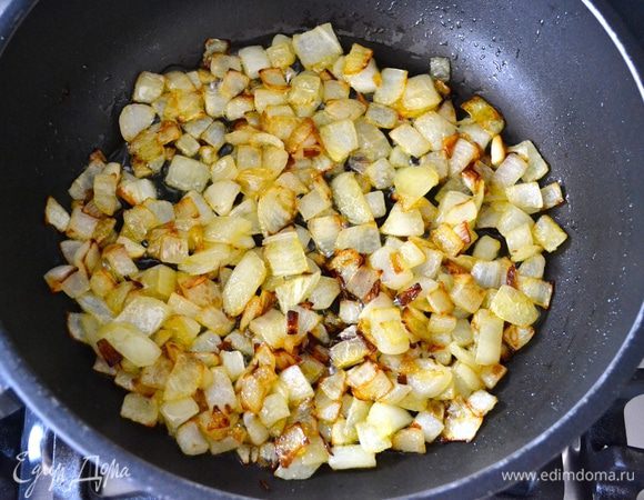 Одну крупную луковицу (две небольших) очистить и нарезать кубиками. Обжарить в разогретом оливковом масле до золотистого цвета, около 7 минут.