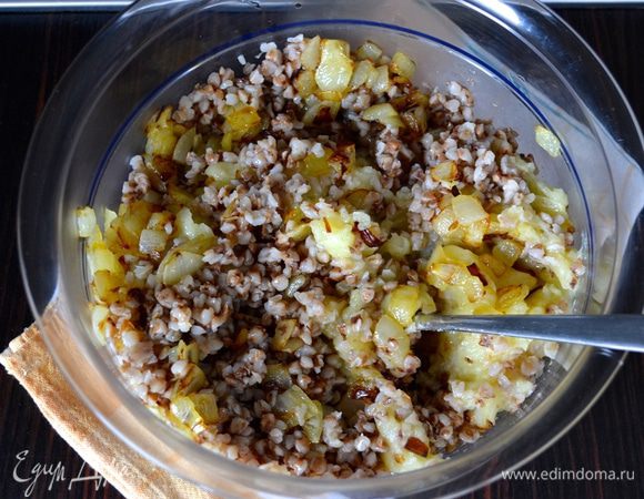 В миске смешать все ингредиенты для начинки: гречку, картофель и лук (со всем маслом).