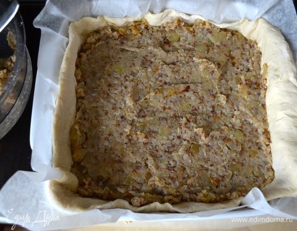 Сверху выложить начинку и разровнять.