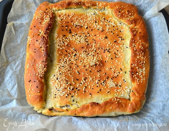 Поставить в разогретую духовку на средний уровень выпекаться на 35–45 минут (в зависимости от вашей духовки).