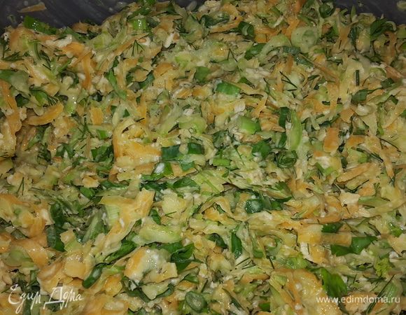 Затем добавляем муку и зелень и снова тщательно все перемешиваем.