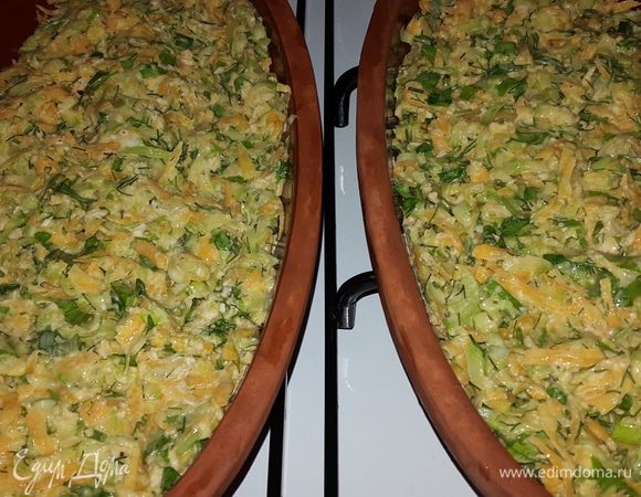 Я добавила немного оливкового масла в овощную смесь и выложила её в тарелки, поставила в духовку, включила на 200С и достала через 20 минут.