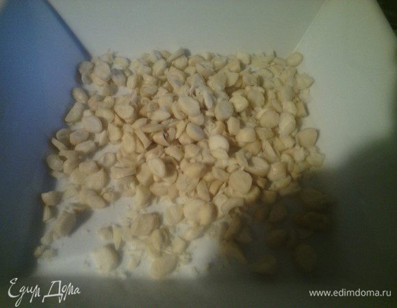 Нарезать миндаль. В глубокой посуде смешать, 3 яйца, изюм, молотый миндаль, нарезанный миндаль, сахар, растительное масло, кунжут, ванильный сахар , все хорошо перемешать. 