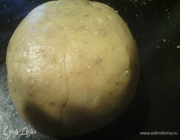 В другой посуде смешать муку, разрыхлитель, соль, все хорошо перемешать, соединить с первой массой и замесить тесто, сделать шар и разделить на 4 одинаковые части. 