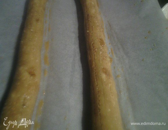 Смажьте руки маслом и раскатайте каждый шарик в сардельку, диаметром 3 см. 