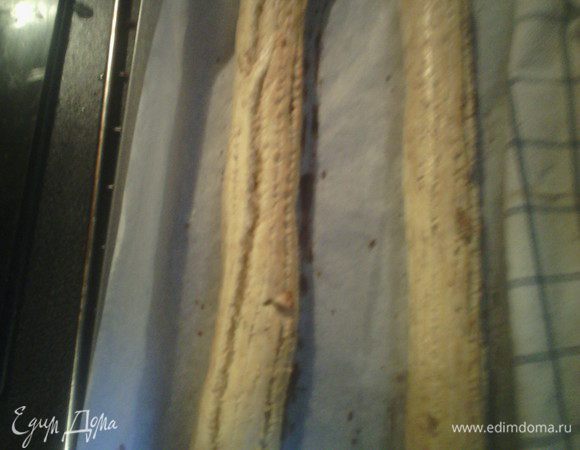 Вилкой проведите линии по длине. Смазываем взбитым яйцом. Ставим в заранее разогретую духовку 150° на 10 мин. Накрываем полотенцем и оставляем на 12 часов. 