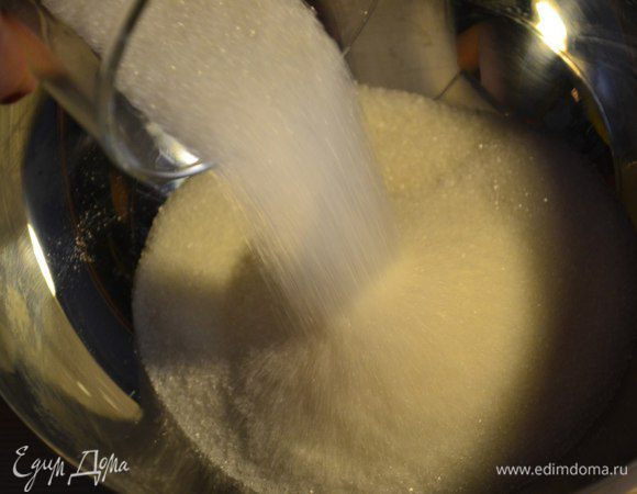 В миску отправляем сахар, ванильный сахар.