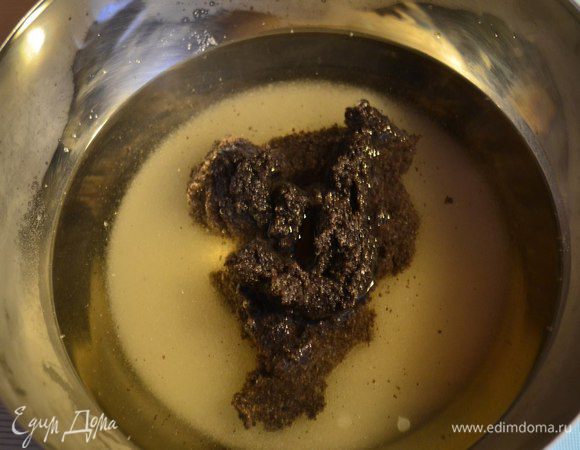 Заливаем всё это кипятком, хорошенько перемешиваем, чтобы сахар растворился. 