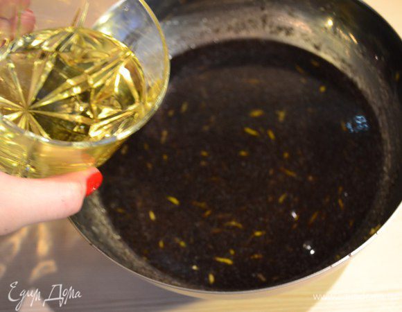 Туда же растительное масло.