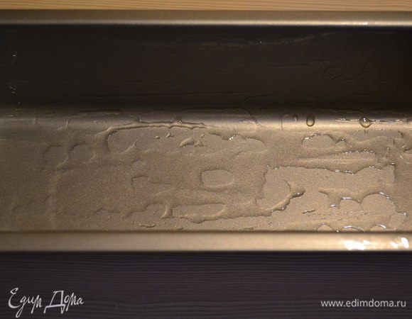 Форму смазываем растительным маслом.