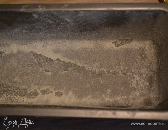 Присыпаем мукой.