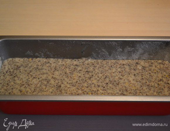 Выливаем тесто в форму.