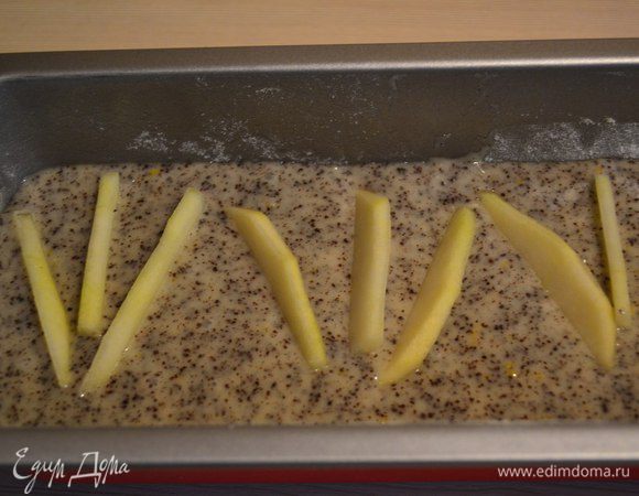 Выкладываем дольки груш хаотично как желаете. 
Отправляем в духовку на 35 минут температура 180 гр.