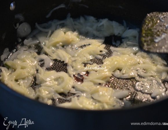 Растопить сливочное масло на сковороде, обжарить порезанный лук (небольшая луковица) и чеснок примерно 5-7 мин.