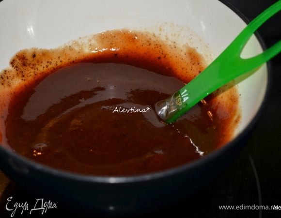 Смешать в емкости все для соуса, если нет в продаже стейк соуса, заменить на барбекю соус покупной или домашнего приготовления.