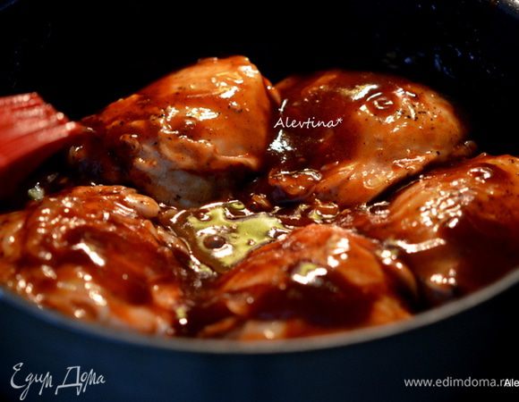 Полить куриные кусочки с соусом. Закрыть крышкой и готовить 40 мин. или до готовности.