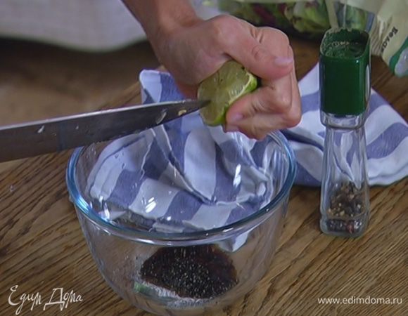 Из половинки лайма выжать сок.