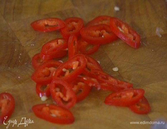 Перец чили вместе с семенами нарезать тонкими кольцами.