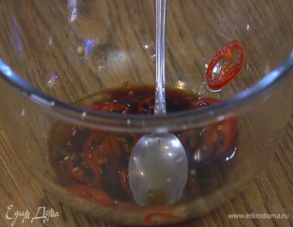 Приготовить заправку: гранатовый и соевый соус соединить с соком лайма, кунжутным маслом и перцем чили, посолить, поперчить и перемешать.