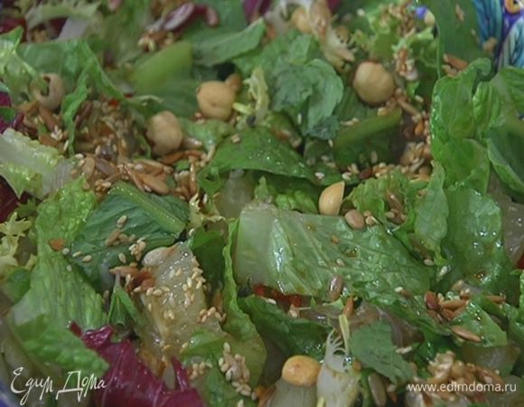 Посыпать салат обжаренным кунжутом, семечками и фундуком, украсить листьями мяты.