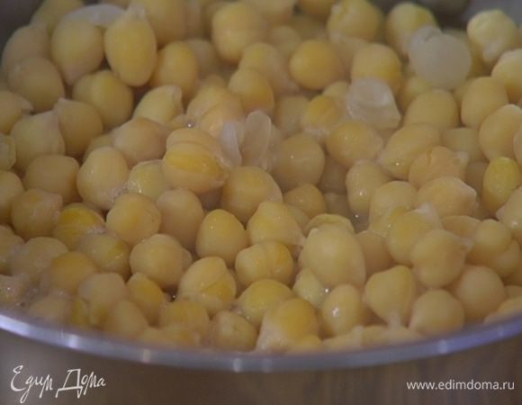 Нут замочить на ночь в воде с добавлением соды, затем воду с содой слить, горох промыть и отварить в чистой воде без соли до готовности.