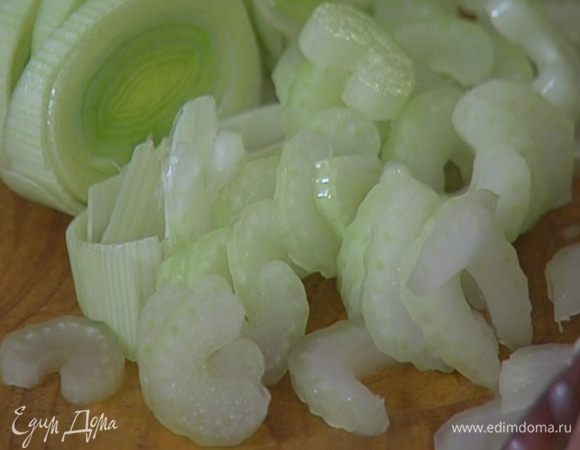 Стебель сельдерея порезать небольшими кусочками.