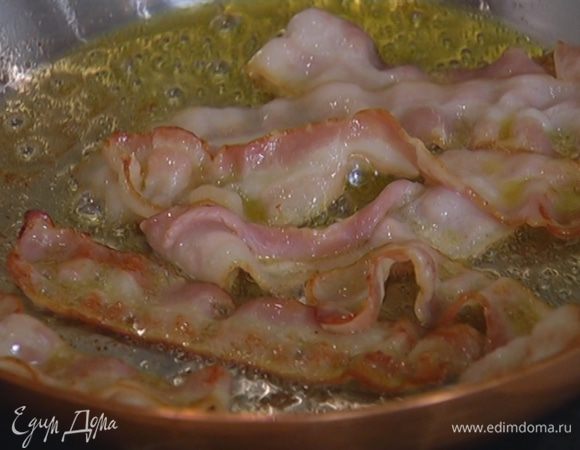 Разогреть в сковороде 2 ст. ложки оливкового масла и обжарить бекон с двух сторон до золотистого цвета.