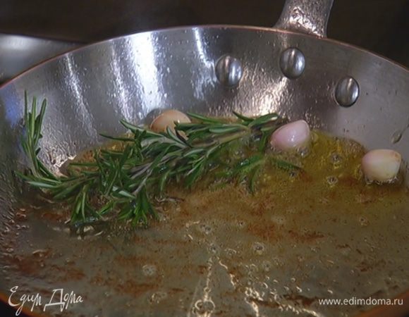 Обжаренный бекон переложить на бумажное полотенце, чтобы удалить излишки жира, а в сковороду к чесноку добавить веточки розмарина и обжаривать 2–3 минуты.