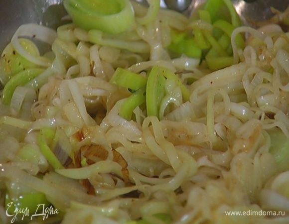Выложить к розмарину лук-порей и сельдерей, немного обжарить все вместе, затем розмарин удалить, влить оставшееся оливковое масло, добавить молотый перец чили, слегка посолить и обжарить порей и сельдерей до прозрачности.