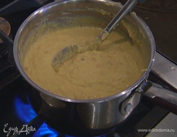 Добавить пюре в кастрюлю с оставшимся нутом и слегка все прогреть.