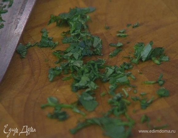 Листья кинзы мелко порубить.