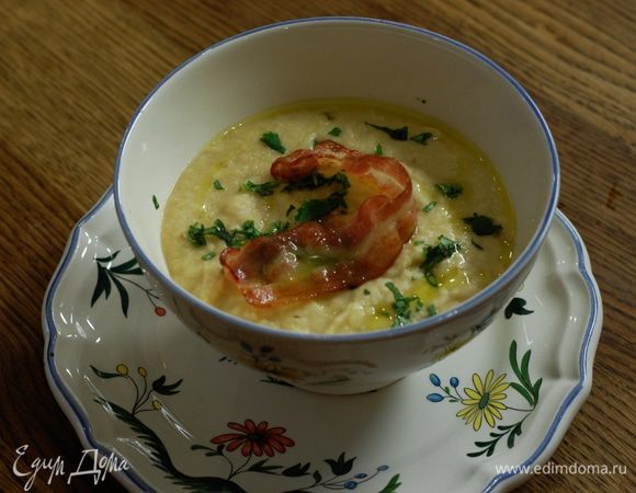 Готовый суп разлить в тарелки, посыпать кинзой и украсить ломтиками бекона.