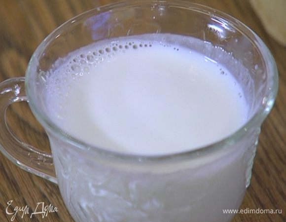 Слегка подогреть 50 мл молока.