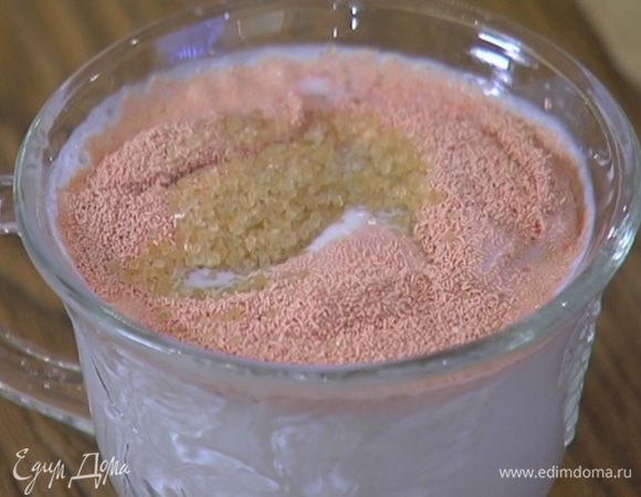 Дрожжи залить теплым молоком, добавить 2 ч. ложки сахара, все перемешать и дать дрожжам набухнуть.