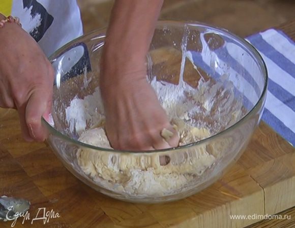 Смешать 250 г муки с 1/4 ч. ложки соли, добавить оставшийся сахар, яйцо и 50 г предварительно размягченного сливочного масла, влить 60 мл молока и вымешать тесто.