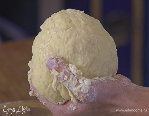 Влить молоко с дрожжами, если понадобится, всыпать еще немного муки и вымешать тесто — оно должно быть упругим и не прилипать к рукам. Сформировать из теста шар.