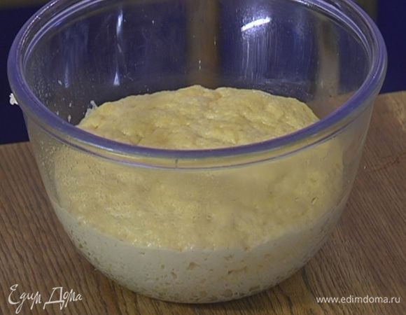 Выложить тесто в миску, смазанную 1 ч. ложкой сливочного масла, накрыть влажным полотенцем и поместить в теплое место на 40 минут.