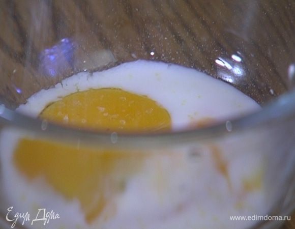 К желтку влить оставшееся молоко, посолить и перемешать.