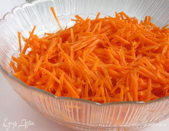 Морковь очистить и натереть на корейской терке.
