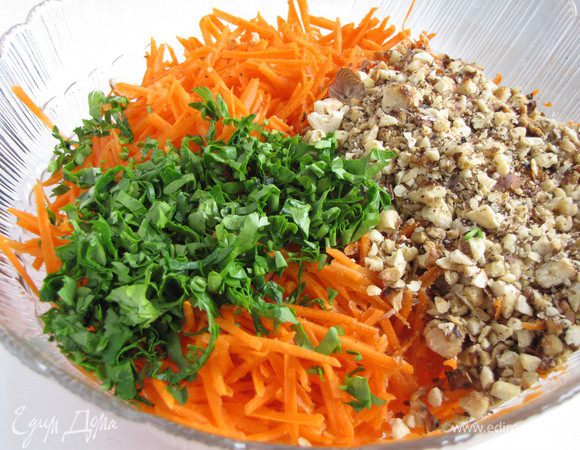 Порубить орехи - часть мелко, часть покрупнее. У петрушки удалить стебли, очень мелко порубить листья. Смешать морковь с петрушкой, орехами и изюмом.