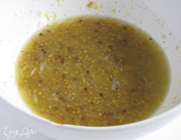 Для заправки натереть цедру и выжать сок половины лимона, смешать с горчицей, оливковым маслом, солью, перцем и медом. Перемешать до однородности.