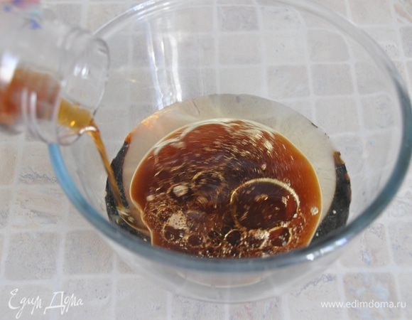 Смешать квас и растительное масло.