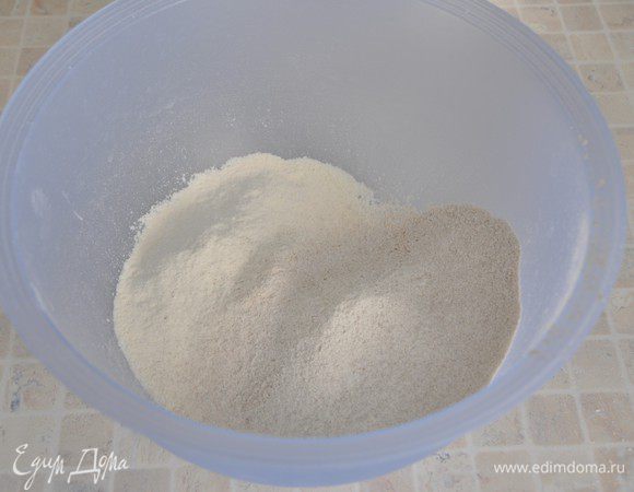 В большую миску просеять два вида муки и добавить соль. (Если квас уже давно стоит открытым, то добавить 1 чайную ложку разрыхлителя).