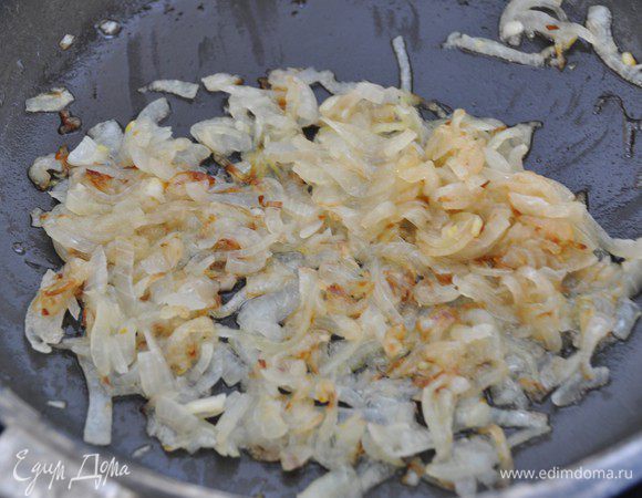 Займемся начинкой. Две средних луковицы нарезать полукольцами. Обжарить до золотистости на растительном масле на среднем огне.