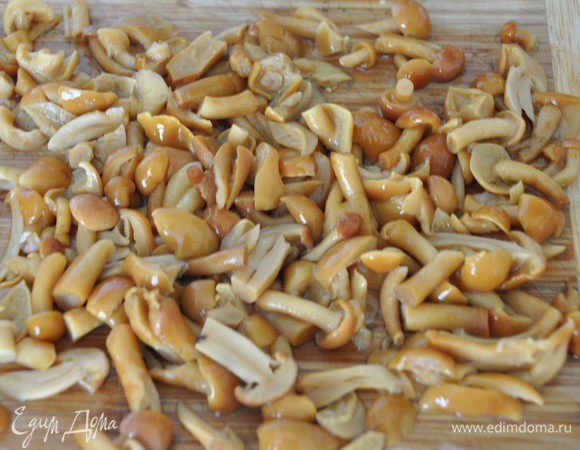 Маринованные грибочки процедить от маринада. Крупные грибы не мелко порезать.